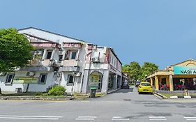 Oyo 90324 Muar Station Hotel